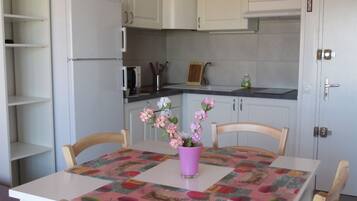 Refrigerador, microondas, parrilla de estufa y cafetera y tetera