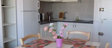 Réfrigérateur, micro-ondes, plaque de cuisson, cafetiÚre/bouilloire