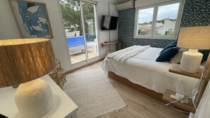 5 chambres, bureau, fer et planche à repasser, lit parapluie