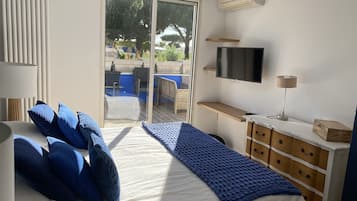 5 chambres, bureau, fer et planche Ă repasser, lit parapluie