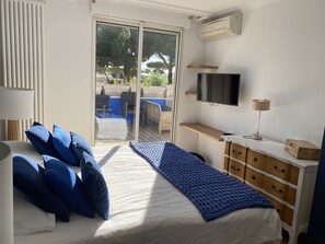 5 bedrooms, desk, iron/ironing board, free WiFi - House 200 M2 air-conditioned 5 bedrooms 4 bathrooms 4 toilets '' la treille muscate ''. (La Grande-Motte)