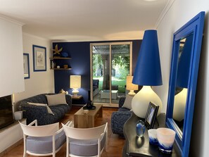 TV connectée, cheminée, chaîne hi-fi