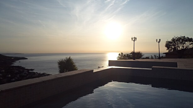 A sunset view over a calm sea with a pool reflecting the sky. - Facing the sea and the Estérel massif, Antheor, town of Saint Raphaël  (Saint-Raphaël)