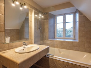 Ensemble douche/baignoire, baignoire à jets, sèche-cheveux, savon