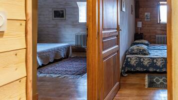 4 habitaciones y tabla de planchar con plancha