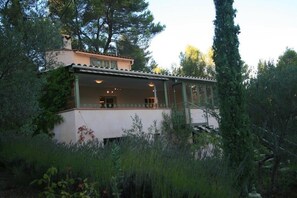 المنشأة من الخارج