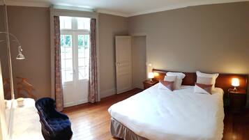 6 bedrooms, desk, iron/ironing board