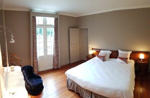 6 chambres, bureau, fer et planche à repasser