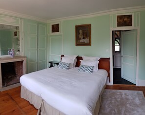 6 bedrooms, desk, iron/ironing board