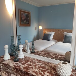 6 bedrooms, desk, iron/ironing board