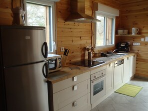 Fridge, microwave, oven, stovetop - In Mimizan-plage sud, small wooden house facing the forest, 2km from the ocean (Mimizan)
