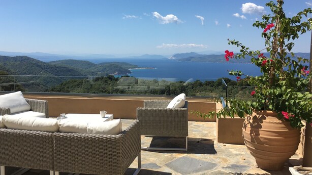 A balcony with wicker furniture, a potted plant, and a view of the sea and mountains. - 2 villas together for an exceptional view with private pool (SKIATHOS)