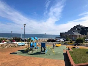Property grounds - T2 apartment for 4 people "feet in the water" (beach 20 meters) (Saint-Quay-Portrieux)