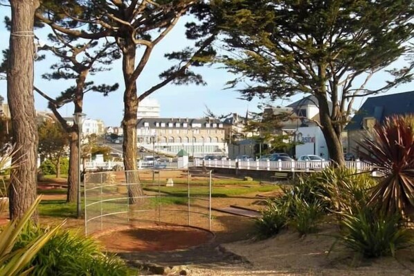 Property grounds - T2 apartment for 4 people "feet in the water" (beach 20 meters) (Saint-Quay-Portrieux)