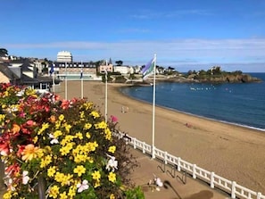 On the beach, beach towels - T2 apartment for 4 people "feet in the water" (beach 20 meters) (Saint-Quay-Portrieux)