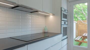 Microwave, oven, dishwasher, coffee/tea maker