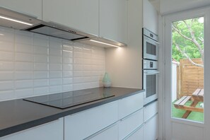 Mikrowelle, Ofen, Geschirrspüler, Wasserkocher mit Kaffee-/Teezubehör