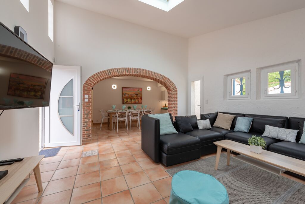 Una televisión, una chimenea