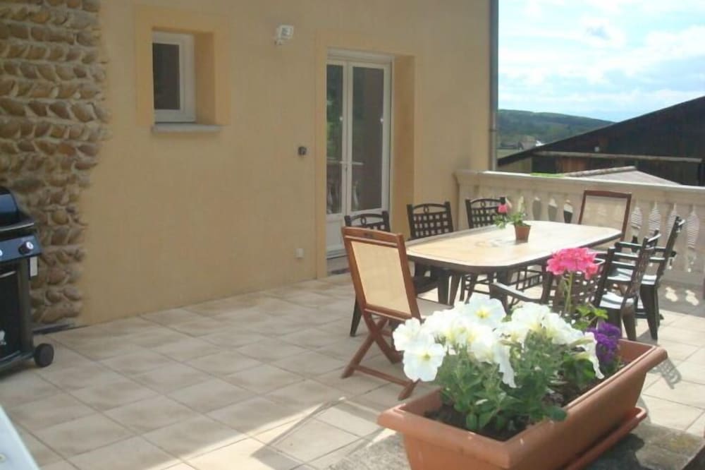 GîTE SPACIOUS, COMFORTABLE, QUIET IN THE HEART OF THE HILLS