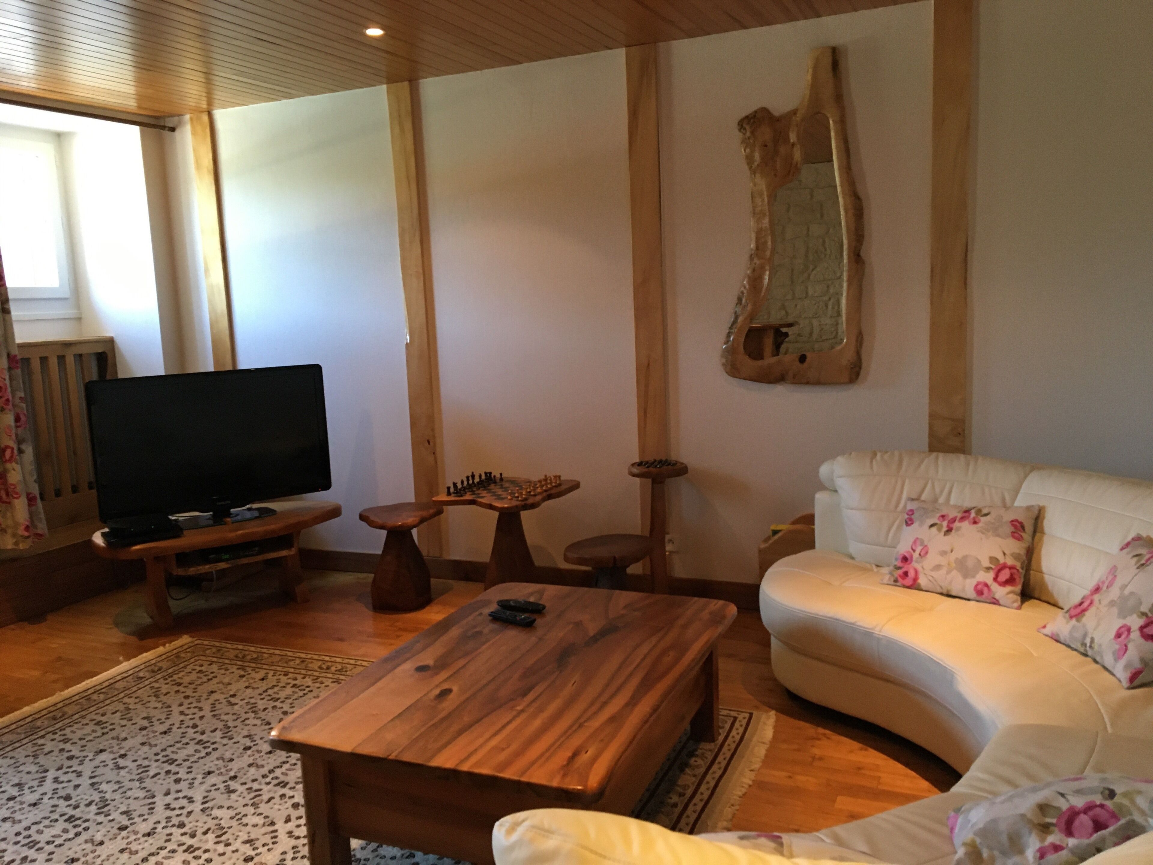 Fernseher, DVD-Player, Bücher, Stereoanlage