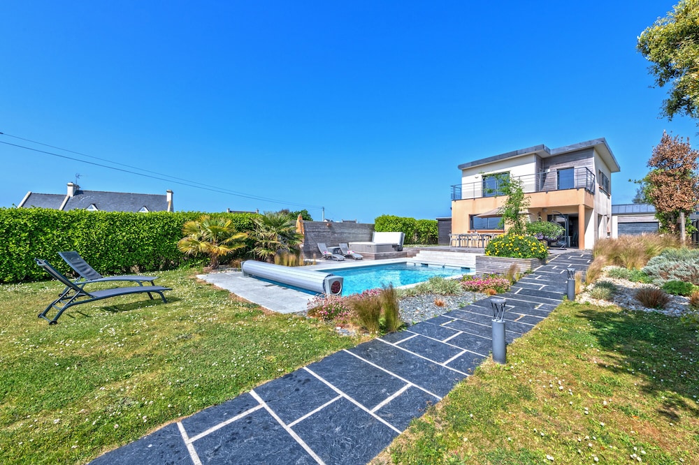 Modern and spacious house - 10 people - swimming pool and SPA - in front of the sea