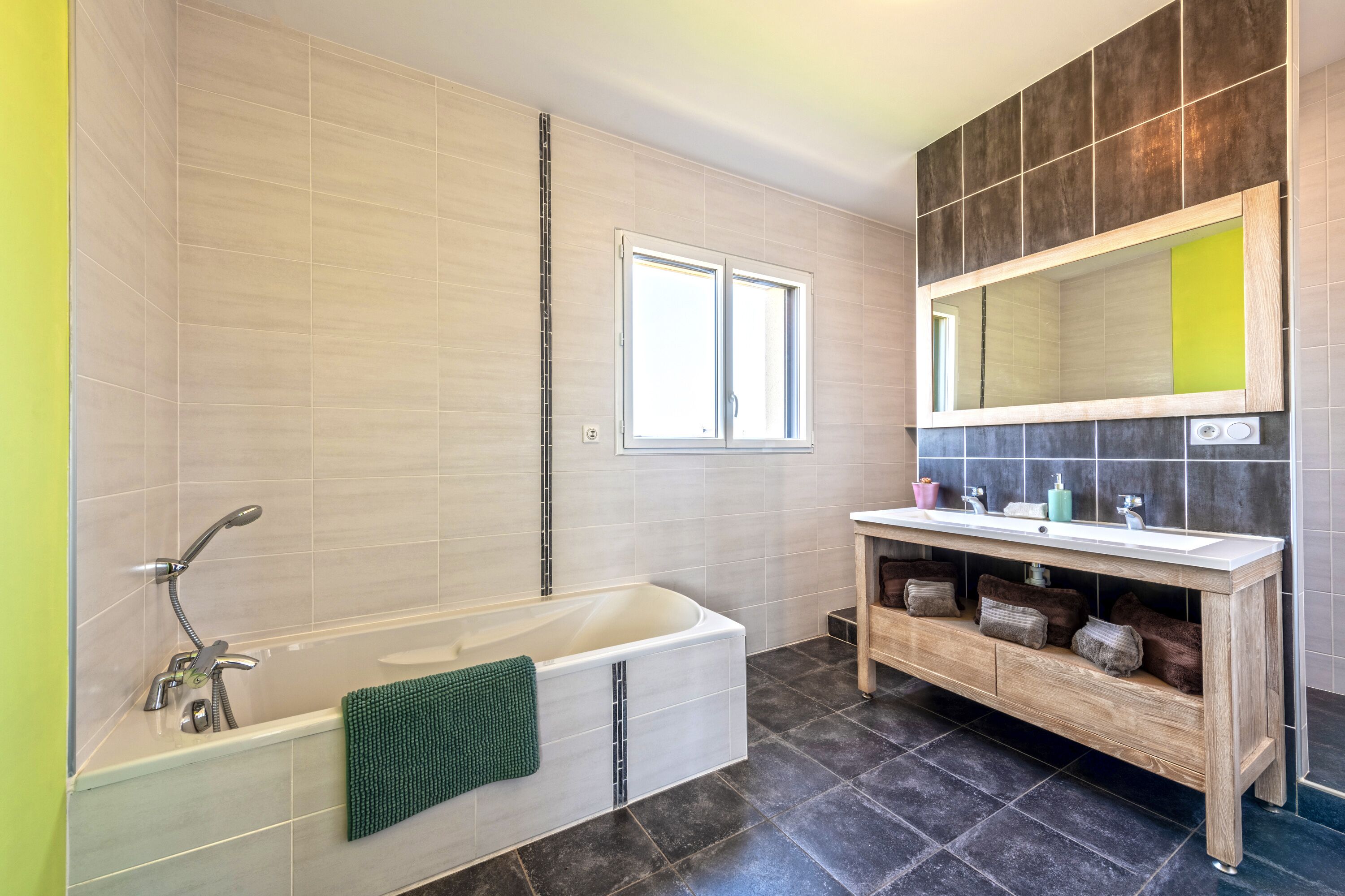 Modern and spacious house - 10 people - swimming pool and SPA - in front of the sea