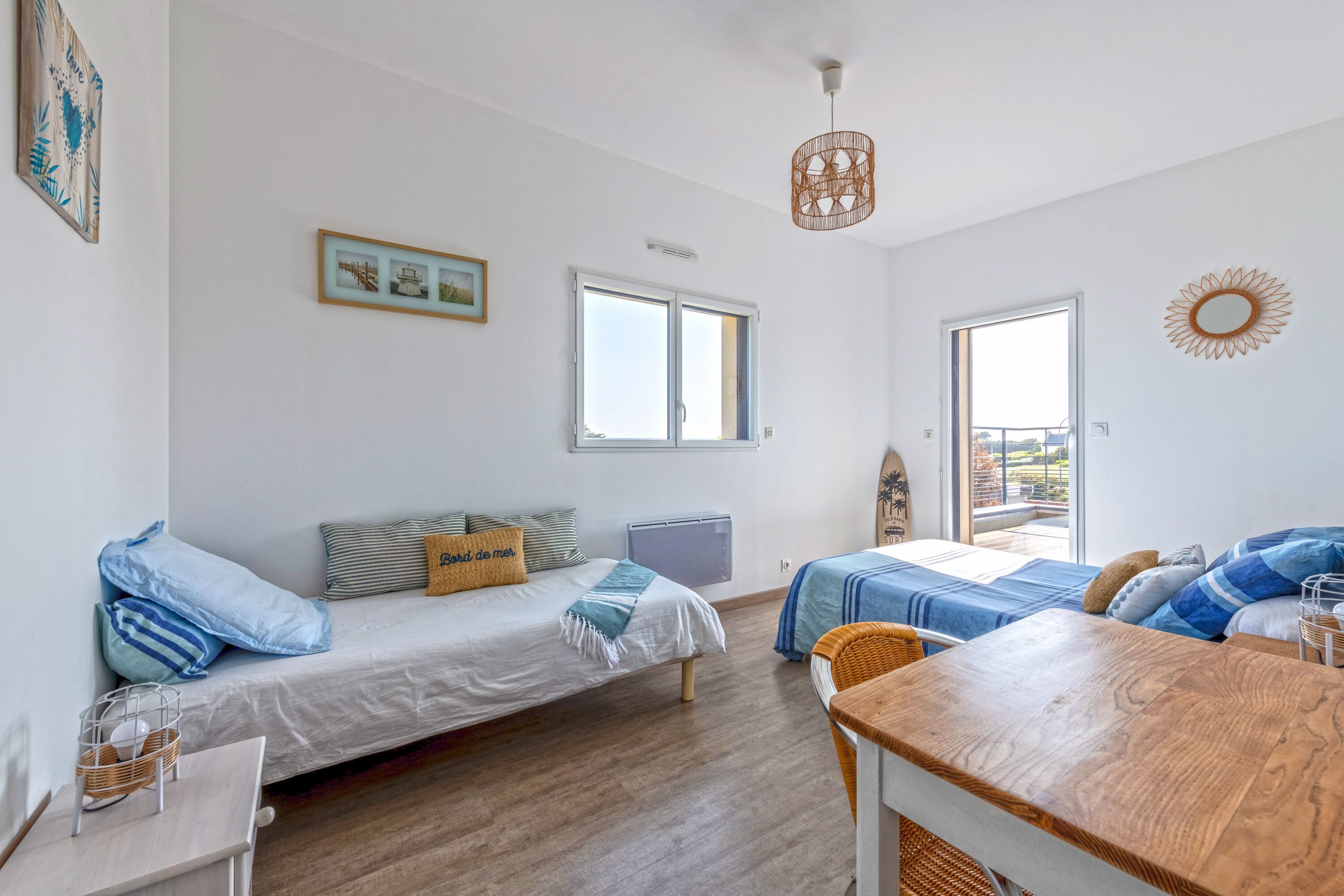 Modern and spacious house - 10 people - swimming pool and SPA - in front of the sea