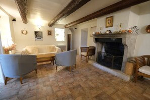 Télévision, cheminée