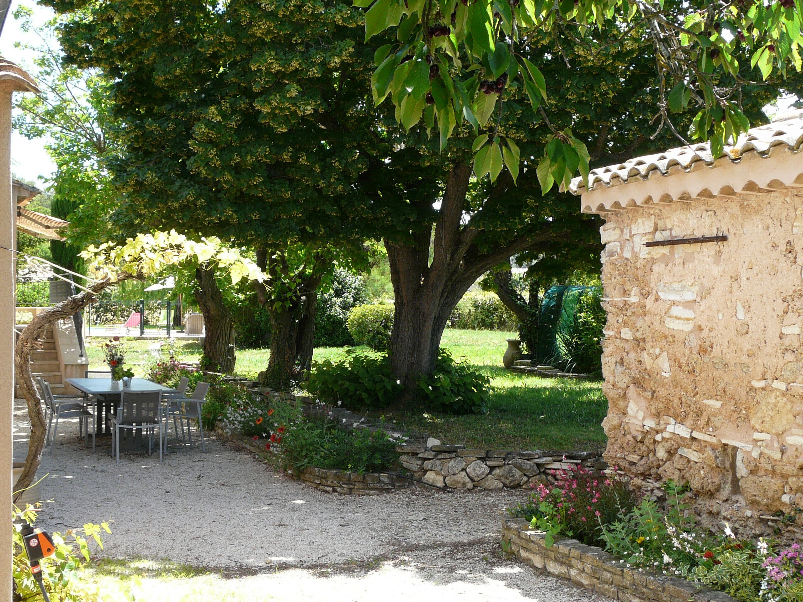 VENELLES holiday rental, Provençal farmhouse to rent with all comfort and garden. 10 people Online reservation with Plaisirs & Maisons de Provence
