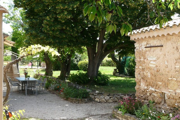 VENELLES holiday rental, Provençal farmhouse to rent with all comfort and garden. 10 people Online reservation with Plaisirs & Maisons de Provence