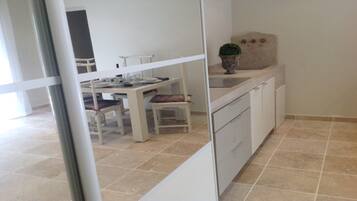 Réfrigérateur, micro-ondes, plaque de cuisson, cafetiÚre/bouilloire