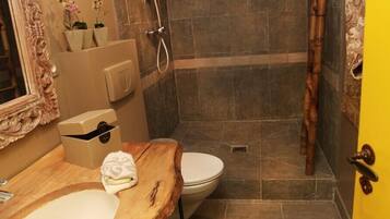 Douche, sĂšche-cheveux, serviettes fournies