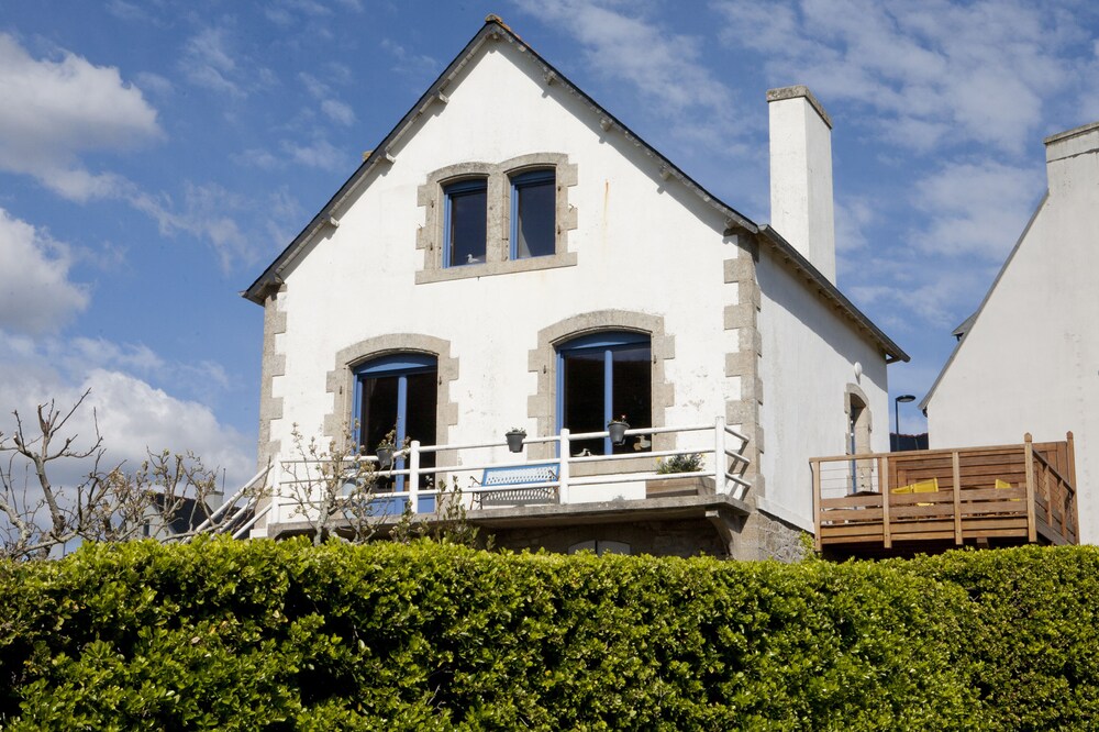 Detached house renovated with sea view.