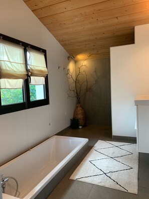 Badewanne, Haartrockner, Handtücher, Toilettenpapier