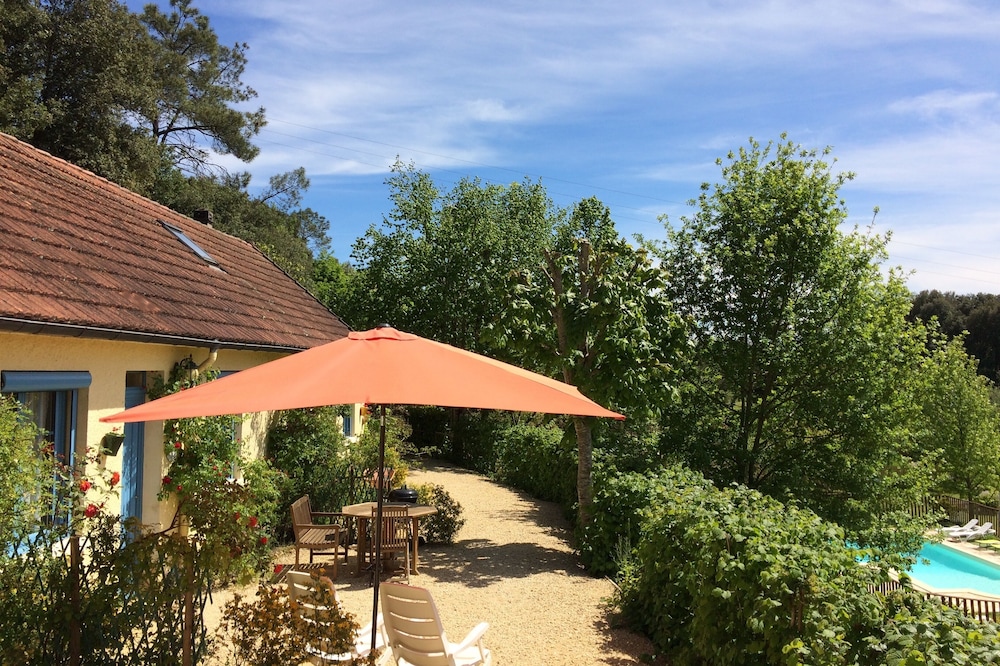 Comfortable cottage in a wooded area by the pool near Sarlat