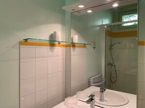Een douche, een haardroger, handdoeken