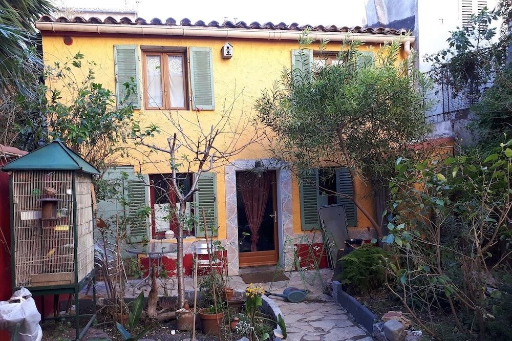 Little House 3 stars at the end of a garden