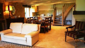 電視、壁爐、DVD 播放機、乒乓球設施