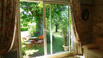 Televisie, een open haard, een dvd-speler en een tafeltennistafel