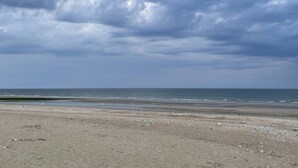 A beach with a sandy shore and a cloudy sky. - Charming apartment in the city center of 63 m2 (Villers-sur-Mer)