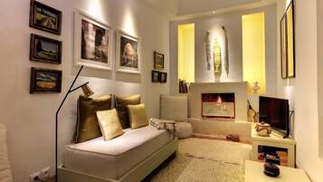 Televisie, een open haard, een dvd-speler en boeken