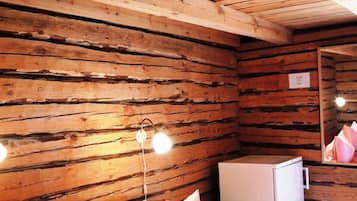 Iron/ironing board, cribs/infant beds, bed sheets