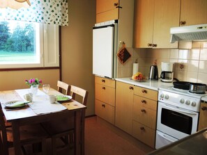 Double Room, 1 Queen Bed, No Windows, Garden View | Shared kitchen - Tuukkalan tila B & B (Mikkeli)