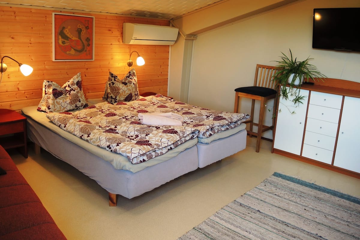 Habitación con 2 camas individuales, baño compartido | Tabla de planchar con plancha, cunas, wifi gratis y ropa de cama
