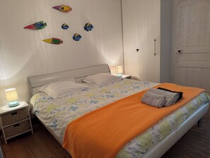 6 slaapkamers, een strijkplank/strijkijzer, reisbedje, gratis wifi