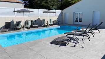 Een buitenzwembad, een verwarmd zwembad