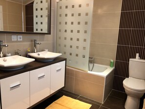 Een bad, een haardroger, handdoeken