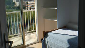 2 bedrooms, iron/ironing board, free WiFi