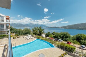 Outdoor pool - Luxurious Apartment - Stunning views over Kotor Bay - Shared Infinity Pool (Đenovići)