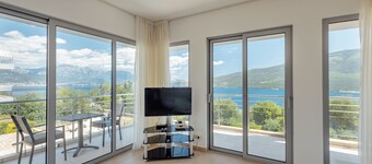 Appartement 3 Pièces - Vue imprenable sur la baie de Kotor - Piscine débordement